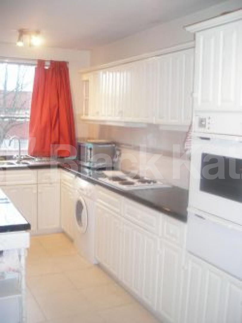 			VIEWINGS ESSENTIAL, 3 Bedroom, 1 bath, 1 reception Apartment			 Gloucester Avenue, CAMDEN NW1